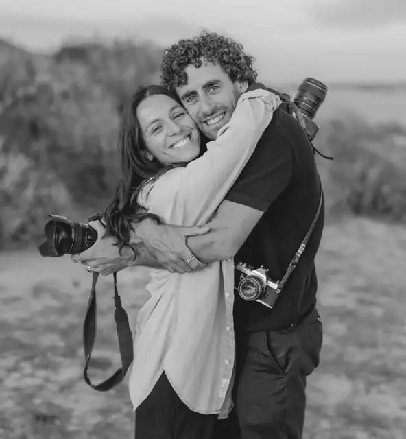 Gonzalo y Shirley con sus cámaras en la playa